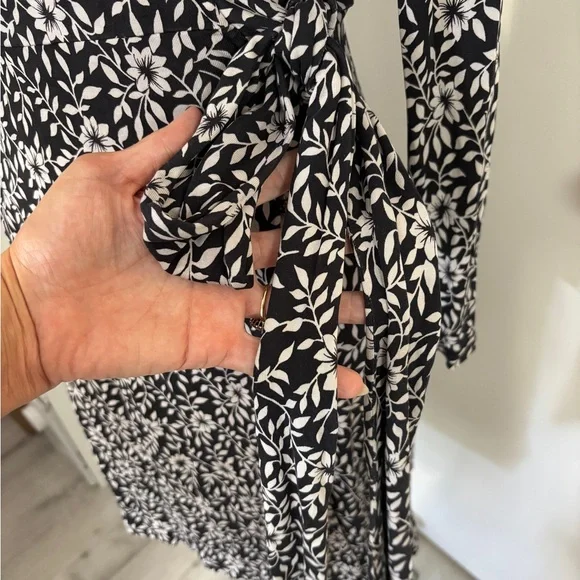 SOLD Diane Von Furstenberg Black and White Leaf Print Dress 100% Silk - Picture 4 of 7
